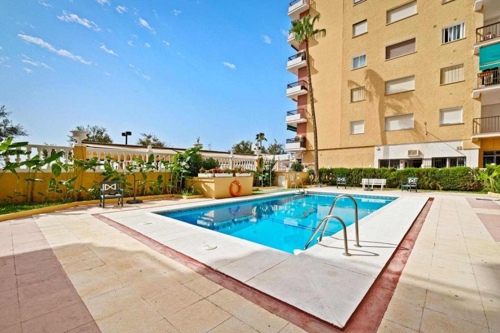 Apartamento Piso con piscina frente a la playa en Fuengirola Exterior foto
